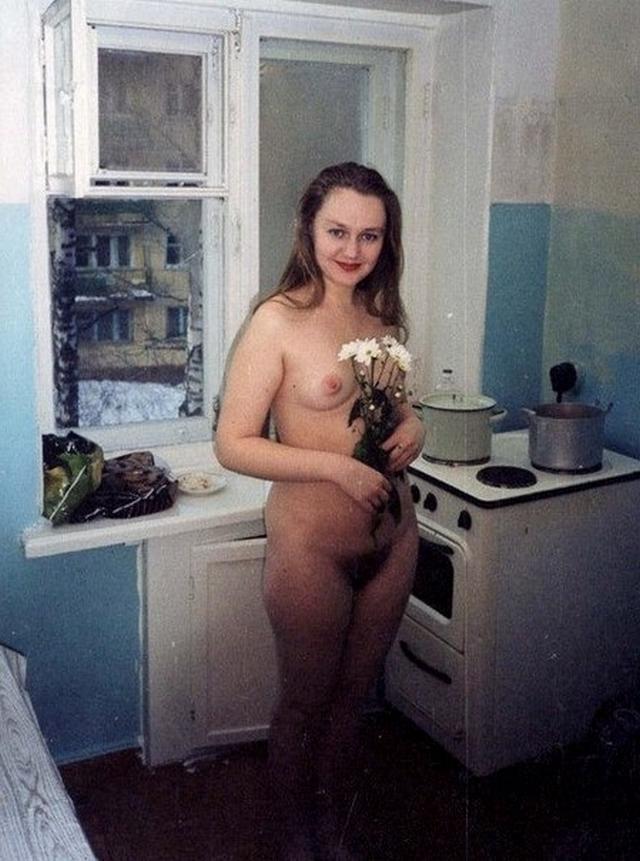 Примерные жёнушки очень умело раздвигают свои ножки и сосут сразу у двоих 9 фотка